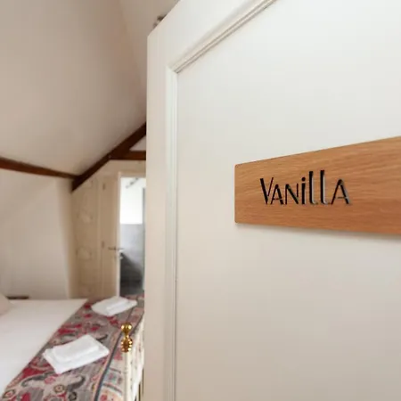 Boutique B&B The Townhouse Bed and Breakfast 4*